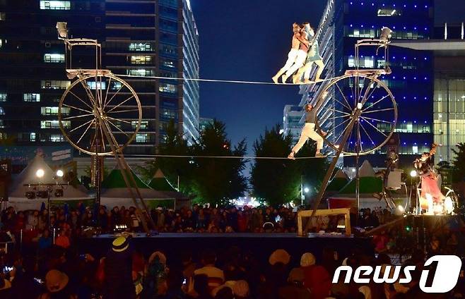 지난 2018년 마지막으로 일산 문화광장에서 진행된 고양호수예술축제 공연 모습. (고양문화재단 제공)© 뉴스1