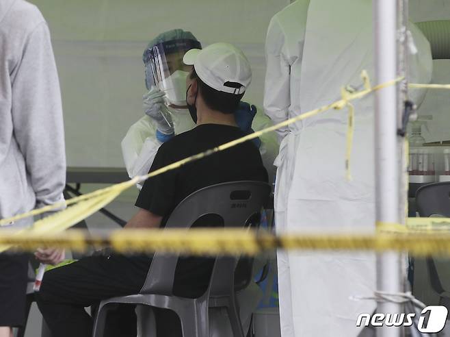 신종 코로나바이러스 감염증 확산세가 이어지고 있는 지난 1일 울산 중구 종합운동장에 마련된 임시 선별검사소에서 한 시민이 검사를 받고 있다. 2021.9.1/뉴스1 © News1 윤일지 기자