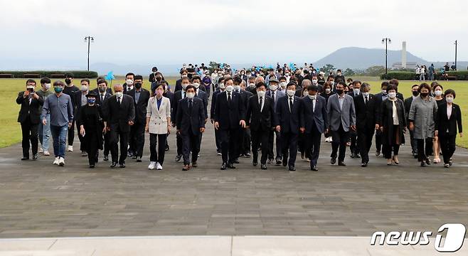 18일 제주를 찾은 이낙연 더불어민주당 대선 경선 후보가 4·3평화공원을 방문한 가운데 지지자들이 뒤따르고 있다.2021.9.18/뉴스1 © News1 홍수영 기자