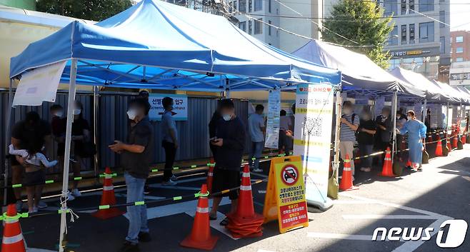 추석 연휴 첫날인 18일 오전 서울 중구 보건소 신종 코로나바이러스 감염증(코로나19) 선별진료소에서 시민들이 검사를 기다리고 있다. 2021.9.18/뉴스1 © News1 황기선 기자