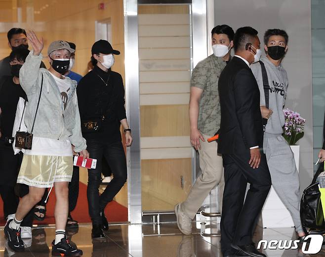 '미래세대와 문화를 위한 대통령 특별사절'로 임명된 그룹 방탄소년단(BTS)이 18일 오후 미국 뉴욕에서 열리는 유엔총회에 참석하기 위해 인천국제공항으로 출국하고 있다. 2021.9.18/뉴스1 © News1 신웅수 기자