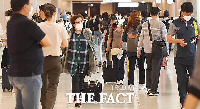 국내선 출국장 역시 여행객들로 붐비고 있다.