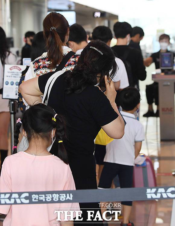 고향으로, 여행지로 떠나기 위해 모인 남녀노소 시민들.