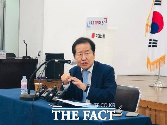 국민의힘 대선주자인 홍준표 의원(대구 수성을)이 대선경선 중에 당협위원장의 자리를 탐내는 행보를 보이고 있어 지역민들의 눈쌀을 찌푸리게 하고 있다. 10일 국민의힘 대구시당에서 기자회견 중인 홍준표 후보 / 대구 = 박성원 기자