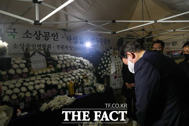윤석열 국민의힘 대선 예비후보가 18일 저녁 서울 여의도 국회 인근에 마련된 소상공인·자영업자 합동분향소를 찾아 조문하고 있다./윤석열 캠프 제공