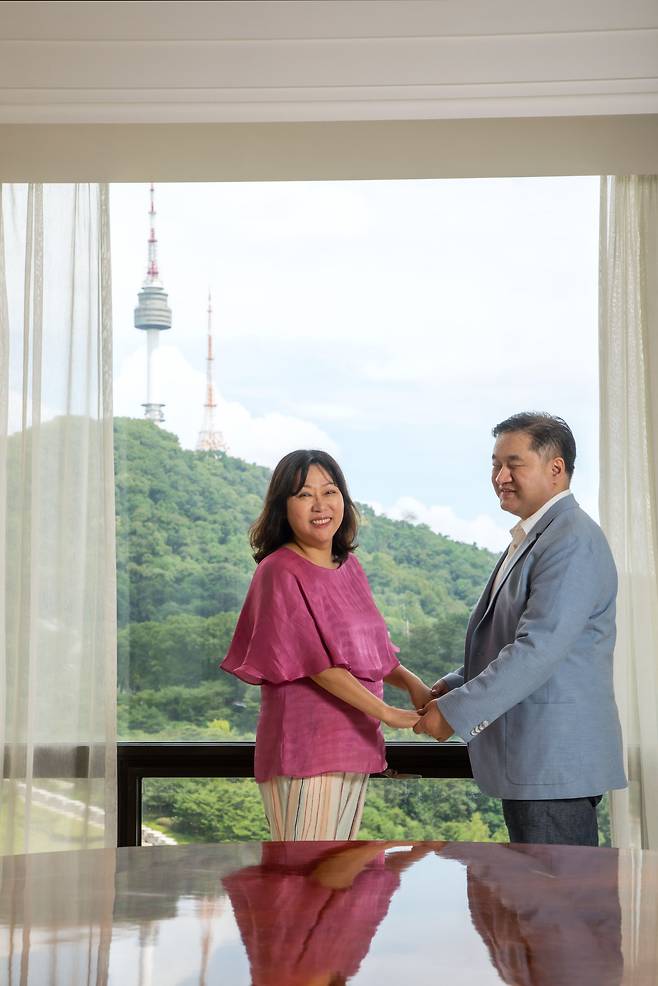 한근주씨는 미국에 있는 딸 예진에게도 영상 통화를 걸어 "딸, 다음엔 꼭 같이 오자. 창밖 남산서울타워 보여?"라고 말했다. /장은주 영상미디어 객원기자