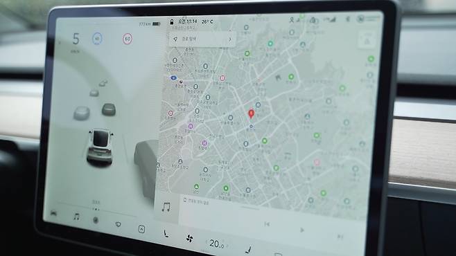 테슬라 모델Y 내부에 장착된 15인치 터치식 디스플레이./변지희 기자