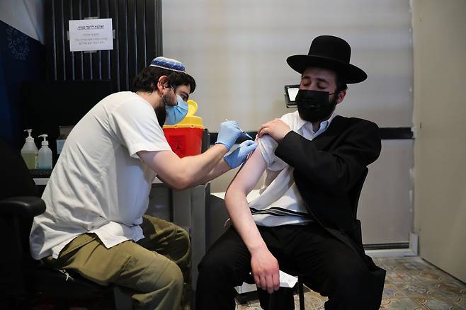 이스라엘 예루살렘에서 지난달 30일 코로나19 백신 '부스터샷'을 접종하고 있다. /EPA 연합뉴스