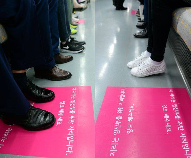 임산부의 날인 10일 서울 도시철도 7호선 지하철 안에 비어있는 임산부 배려석과 승객이 앉은 임산부 배려석이 대조를 이루고 있다.ⓒ뉴시스