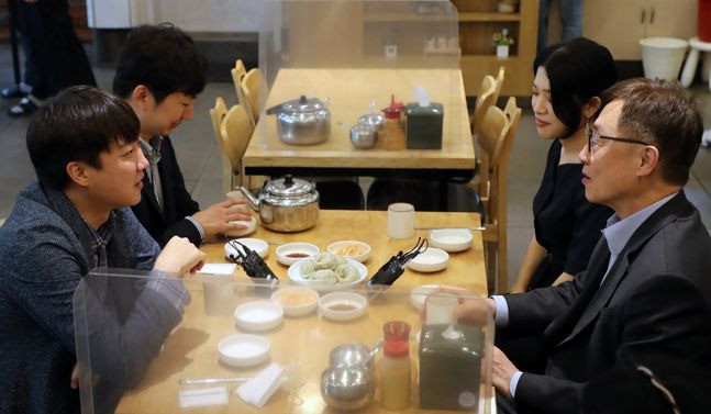 이준석 국민의힘 대표와 최재형 대선 경선 예비후보가 18일 오후 서울 중구의 한 냉면전문점에서 오찬 회동을 하고 있다. ⓒ뉴시스