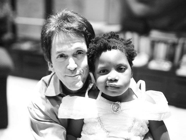 에세이 ‘치카를 찾아서’를 쓴 작가 미치 앨봄(왼쪽)과 그가 운영하는 보육원에 머물다 세상을 뜬 치카가 생전에 함께 찍은 모습. 살림 제공