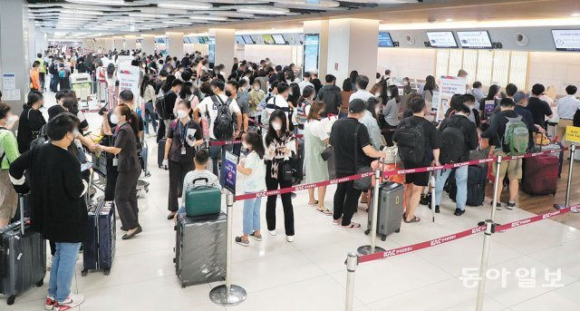 추석 연휴를 하루 앞둔 17일 오전 서울 강서구 김포공항 터미널이 탑승을 기다리는 승객들로 붐비고 있다. 방역당국은  귀성과 지역 간 이동으로 코로나19 유행이 확산될 위험이 크다 고 우려했다. 김동주기자 zoo@donga.com