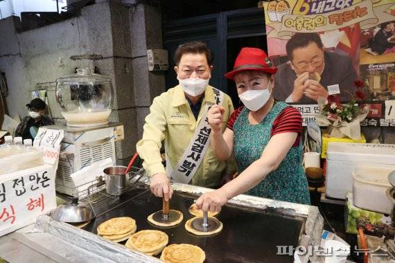 박승원 광명시장 17일 광명전통시장 새마을시장 방문해 물가체험 캠페인 참여. 사진제공=광명시