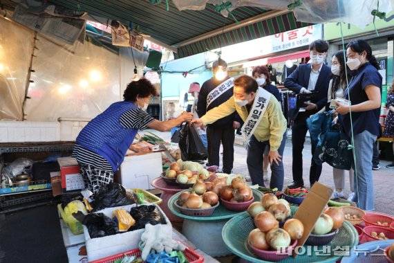 박승원 광명시장 17일 광명전통시장 새마을시장 방문해 물가체험 캠페인 참여. 사진제공=광명시
