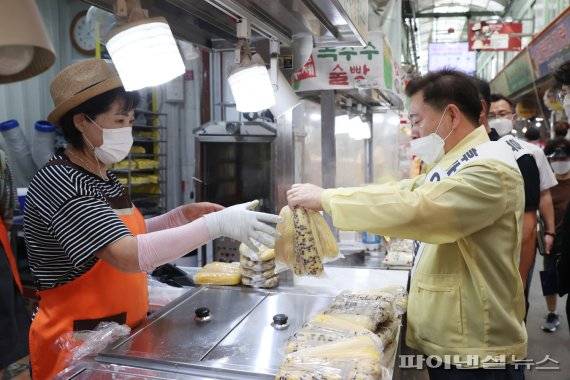 박승원 광명시장 17일 광명전통시장 새마을시장 방문해 물가체험 캠페인 참여. 사진제공=광명시