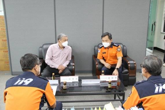 김상진 청주서부소방서장(오른쪽)은 지난 17일 청주 사창시장을 찾아 이명훈 충북도 상인회 연합회 회장을 만나 전통시장내 화재안전 점검에 대해 환담했다. 청주서부소방서 제공