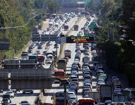 추석 연휴를 하루 앞둔 17일 오후 서울 서초구 경부고속도로 잠원IC 부근 하행선(오른쪽)이 정체된 차량들로 서행하고 있다. 한국도로공사는 이날 전국 교통량 예상치를 541만대로 추정했으며 이는 주말보다 혼잡한 수준이다. /사진=뉴스1