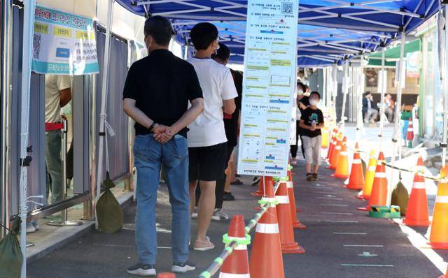 18일 오전 서울 중구보건소 선별진료소를 찾은 시민들이 코로나19 검사를 받기 위해 대기하고 있다. 뉴시스.
