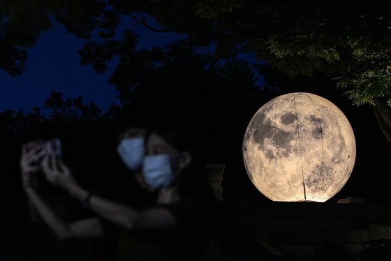 추석 연휴를 앞둔 17일 오후 서울 종로구 창경궁 풍기대에 대형 모형 보름달이 설치돼 있다. 뉴스1