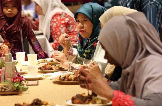 브루나이 국왕은 최대 명절 하리라야 기간에 왕궁을 개방해 국민에게 밥을 먹인다.