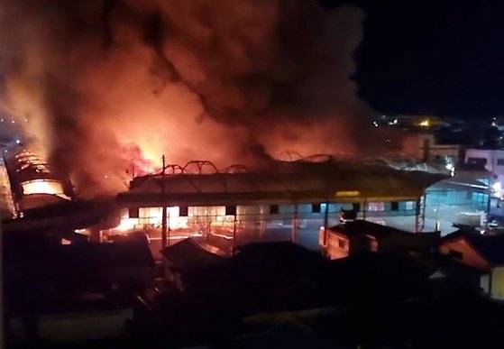 4일 오전 3시31분쯤 경북 영덕군 영덕읍 전통시장에서 큰 불이 났다. 뉴스1