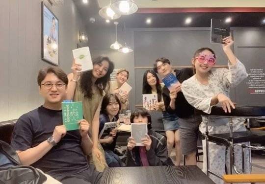 독서 모임 '언어의 정원' 사람들. 모임이 어려운 요즘, 그래도 가끔 화상과 카톡으로 만난다. [사진 오민수 제공]