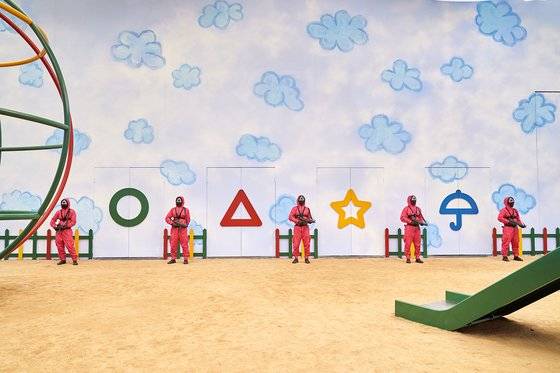 참가자들은 도형을 우선 골라 줄을 선 뒤 두 번째 게임 '설탕뽑기'를 통보받는다. 어린 시절 학교 앞에서 간식으로 사먹던 달고나는 생존을 위해 바늘로 긁어야 하는 무서운 설탕 덩어리가 된다. 사진 넷플릭스