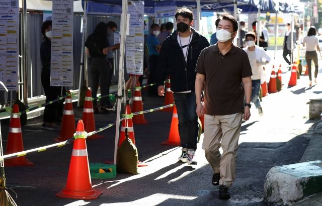 안철수 국민의당 대표가 18일 오전 서울 중구보건소 선별진료소에서 의료자원봉사를 하기위해 이동하고 있다. 뉴시스