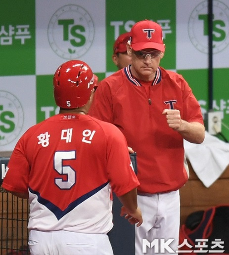 맷 윌리엄스(오른쪽) KIA 타이거즈 감독과 내야수 황대인. 사진=김재현 기자