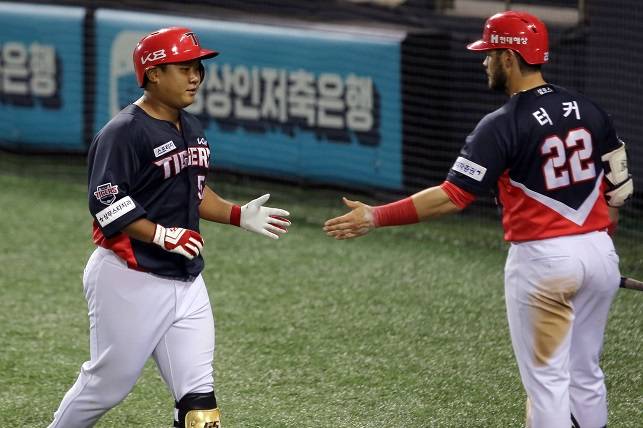 KIA 타이거즈 황대인(왼쪽)이 18일 서울 잠실야구장에서 열린 LG 트윈스와의 경기에서 7회초 2점 홈런을 기록한 뒤 프레스턴 터커에 축하를 받고 있다. 사진=KIA 타이거즈 제공
