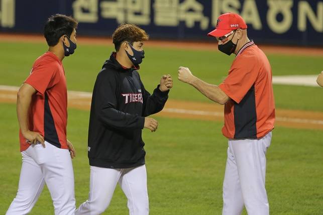 맷 윌리엄스(오른쪽) KIA 타이거즈 감독이 18일 서울 잠실야구장에서 열린 LG 트윈스와의 경기에서 9-6으로 승리한 뒤 승리투수 윤중현(가운데)을 격려하고 있다. 사진=KIA 타이거즈 제공