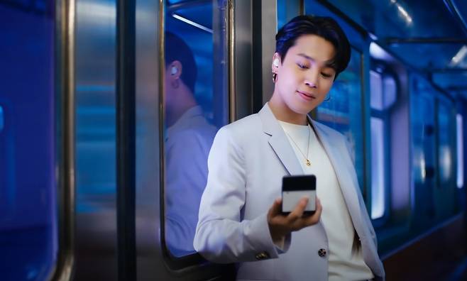 삼성전자 '갤럭시 Z플립3' 신제품 광고에 등장한 방탄소년단 지민이 화제다. /사진=삼성전자 공식 유튜브 캡쳐