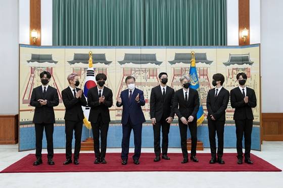 문재인 대통령이 14일 청와대에서 열린 미래세대와 문화를 위한 대통령 특별사절 임명장 수여식에서 방탄소년단에게 임명장을 수여하고 기념촬영을 하고 있다. /사진=뉴스1