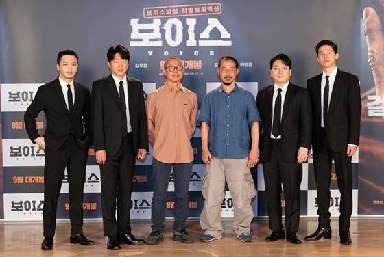 올해 추석 극장가에는 리얼범죄액션부터 리얼리티 액션 스릴러까지 개성 강한 영화들이 대기하고 있다. (왼쪽부터) 배우 변요한, 김희원, 감독 김선, 김곡, 배우 박명훈, 김무열이 8월19일 영화 '보이스' 온라인 제작보고회에 참석해 포토타임을 갖고 있다. /사진=뉴스1