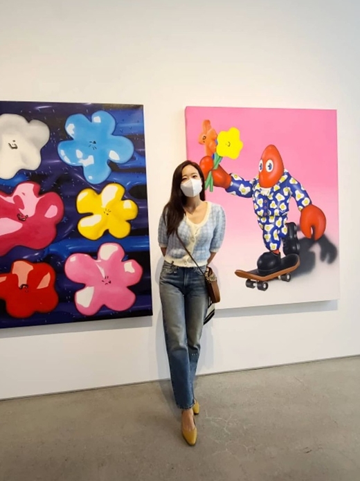 Actor So Yoo-jin, 44, flaunted her elegant gallery Outing.On the 18th, So Yoo-jin wrote on his Instagram that Wow. This Tian Shi is really good, and Tian Shi dating is always fun .In addition, I also attached a photo of visiting Tian Shi.In the open photo, he matched denim to the top of the Cropt captain and produced a look of Kuanku (like it was not decorated).So Yoo-jin, which shows superior legs and proportions even in natural appearance.The netizen who saw this responded, I am going to see the work well thanks to my own failure! And Sooo-jin and art are always beautiful.Meanwhile, So Yoo-jin has a marriage with Baek Jong-won (55), a cooking researcher and broadcaster in 2013, and has one male and two female.