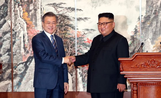 문재인 대통령(왼쪽)과 김정은 국무위원장이 2018년 9월 19일 오전 평양 백화원 영빈관에서 '9월 평양공동선언' 발표 후 악수하고 있다. [평양사진공동취재단]