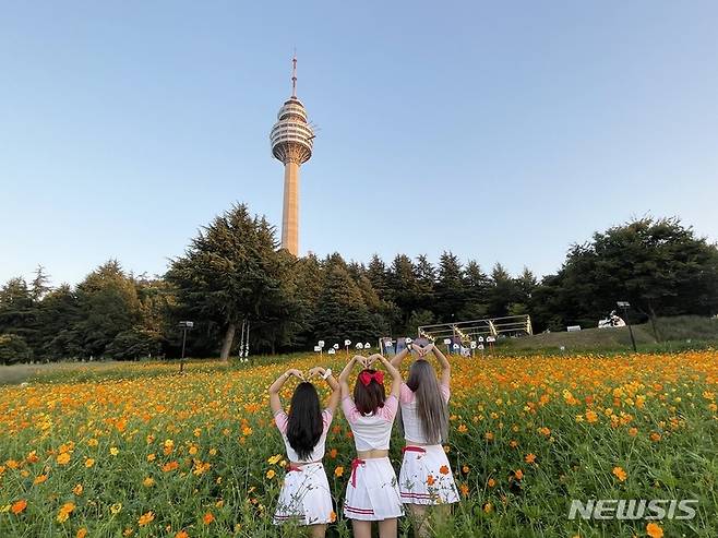 [대구=뉴시스] 이지연 기자 = 이월드 플라워가든에서 인생샷을 즐기는 모습. (사진=이월드 제공) 2021.09.18. photo@newsis.com