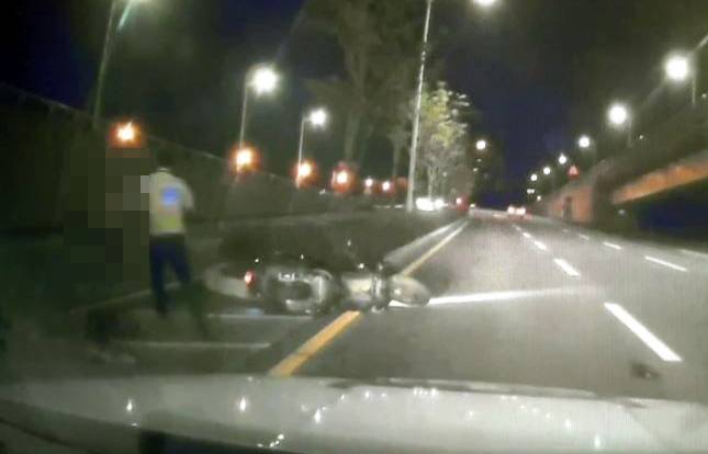 [부산=뉴시스] 충돌사고 난 오토바이 운전자 경찰이 구조. (사진=부산경찰청 제공) *재판매 및 DB 금지