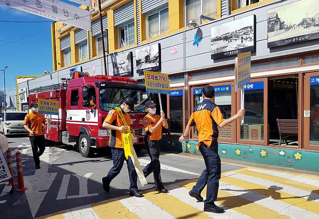 [광주=뉴시스] 변재훈 기자 = 광주 서부소방서는 추석 연휴를 맞이해 유스퀘어 광주종합버스터미널과 양동시장 일대에서 유관기관 합동 '소방차 길 터주기' 훈련·캠페인을 진행했다고 18일 밝혔다. (사진=광주 서부소방 제공) 2021.09.18. photo@newsis.com *재판매 및 DB 금지