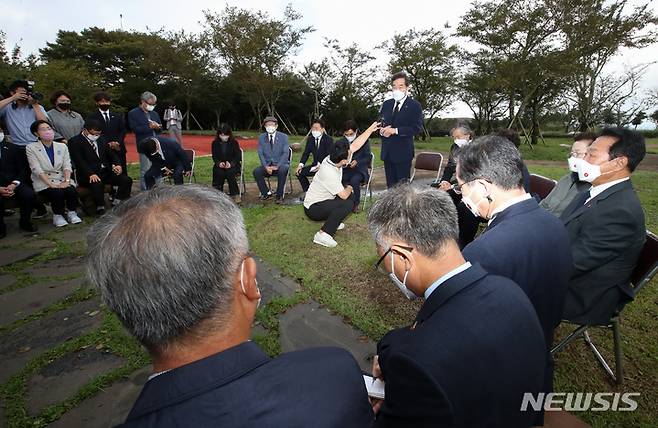 [제주=뉴시스] 우장호 기자 = 더불어민주당 대권주자인 이낙연 전 대표가 18일 오전 제주시 봉개동 제주4·3평화공원을 참배한 후 유족회 관계자들과 간담회를 하고 있다. 2021.09.18. woo1223@newsis.com