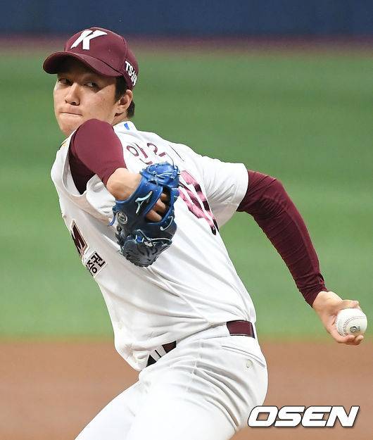 [OSEN=고척, 김성락 기자] 6일 오후 서울 고척스카이돔에서 '2021 신한은행 SOL KBO리그' 키움 히어로즈와 SSG 랜더스의 경기가 열렸다.1회초 키움 선발 안우진이 마운드에 올라 힘차게 공을 뿌리고 있다. 2021.07.06 /ksl0919@osen.co.kr