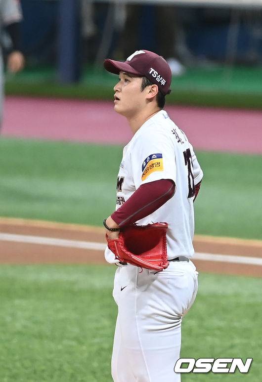 [OSEN=고척, 곽영래 기자] 17일 서울 고척스카이돔에서 ‘2021 신한은행 SOL KBO 리그’ 키움 히어로즈와 한화 이글스의 경기가 열렸다.1회초 무사 3루 키움 최원태가 한화 이성곤에게 적시타를 허용한 뒤 아쉬워하고 있다. 2021.09.17/ youngrae@osen.co.kr