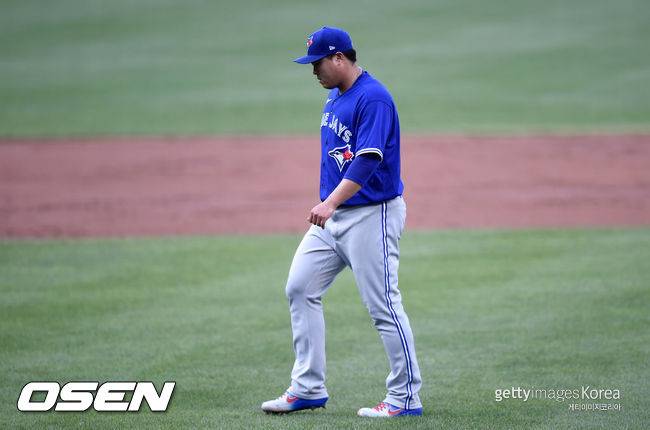 [사진] 류현진은 2021년 9월 18일(한국시간) 캐나다 온타리오 토론토 로저스 센터에서 열린 ’2021 메이저리그’ 미네소타 트윈스와&nbsp; 홈경기에서 선발 등판해 2이닝 동안 5피안타(2피홈런) 2탈삼진 1볼넷 5실점으로 시즌 9패(13승)째를 안았다. 팀은 3-7 패배를 당했다. ⓒGettyimages(무단전재 및 재배포 금지)