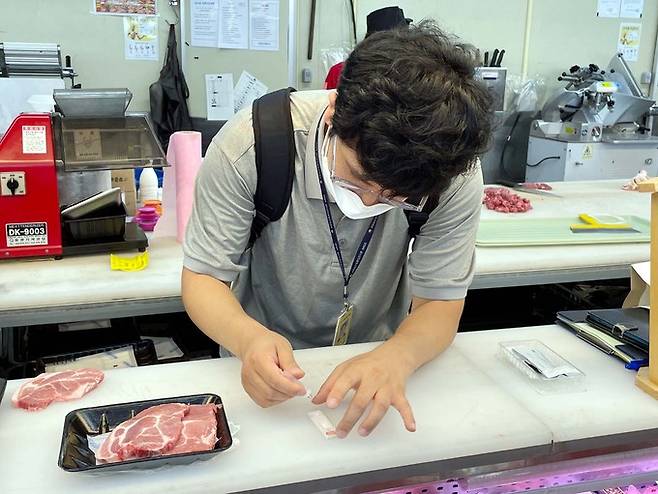 돼지고기 원산지 판별 검정키트로 진단하는 모습. 한돈협회 제공