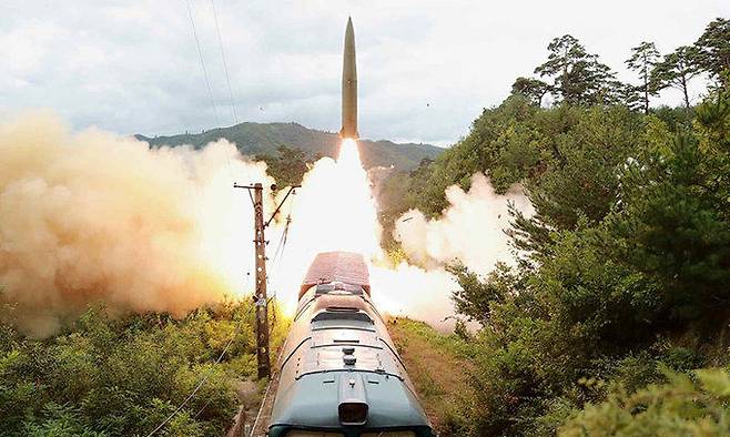 북한군 철도기동미사일연대 소속 열차 발사대에서 KN-23 탄도미사일이 발사되고 있다. 북한은 15일 철도기동미사일연대 검열사격 훈련을 진행했다고 밝히면서 관련 사진을 공개했다. 노동신문·뉴스1