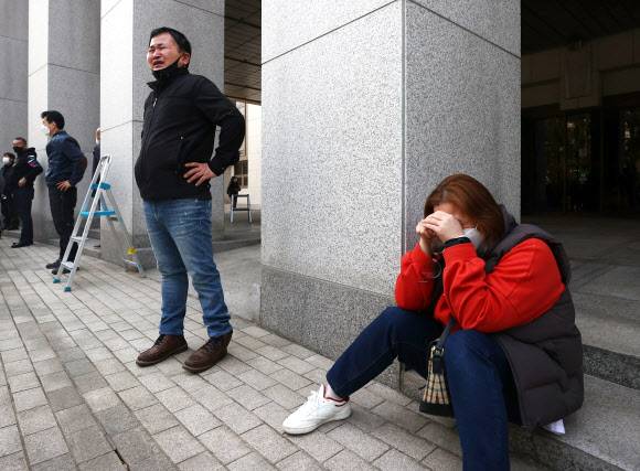 11일 서초동 대법원에서 고(故) 박인근 전 형제복지원 원장에 대한 비상상고가 기각되자 법정에서 나온 형제복지원 피해자들이 주저앉아 눈물을 흘리고 있다. 2021.3.11 연합뉴스