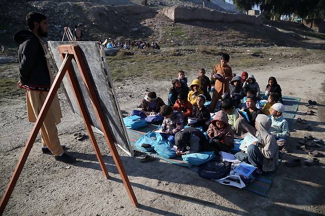 야외에서 수업 받는 아프간 초등학생들 - 탈레반의 아프가니스탄 재장악 이전인 2019년 12월 초 라그만주에서 어린이들이 야외에서 수업을 받는 모습. EPA 연합뉴스