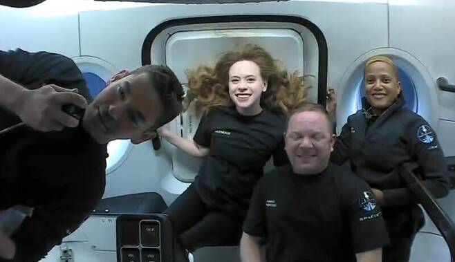 지난 16일 우주관광 중인 인스피레이션4의 네 우주인이 크루드래건 안에서 웃고있다. 사진 왼쪽부터 아이잭먼, 아르세노, 셈브로스키, 프록터