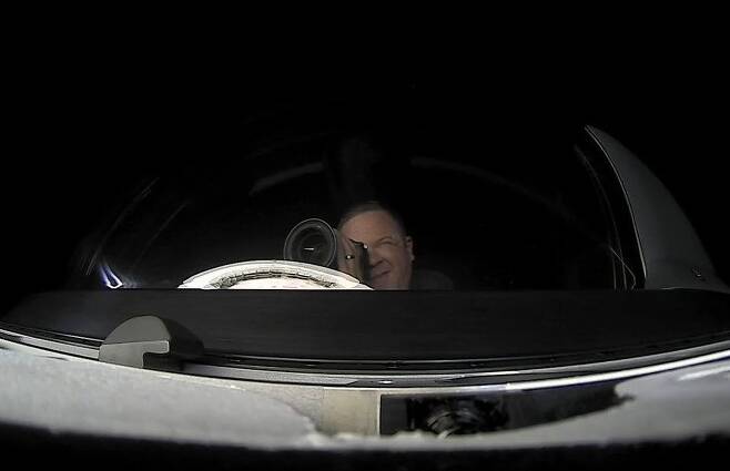 셈브로스키가 크루드래건의 투명돔인 큐폴라에서 사진을 촬영하고 있다