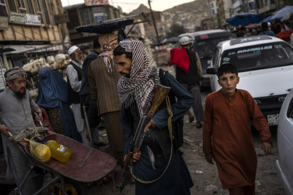 14일(현지시간) 아프가니스탄 카불에서 탈레반 대원들이 시내를 순찰하고 있다. 카불 AP 연합뉴스